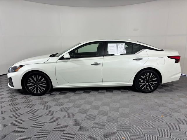 Used 2023 White Nissan 2.5 SV image 4