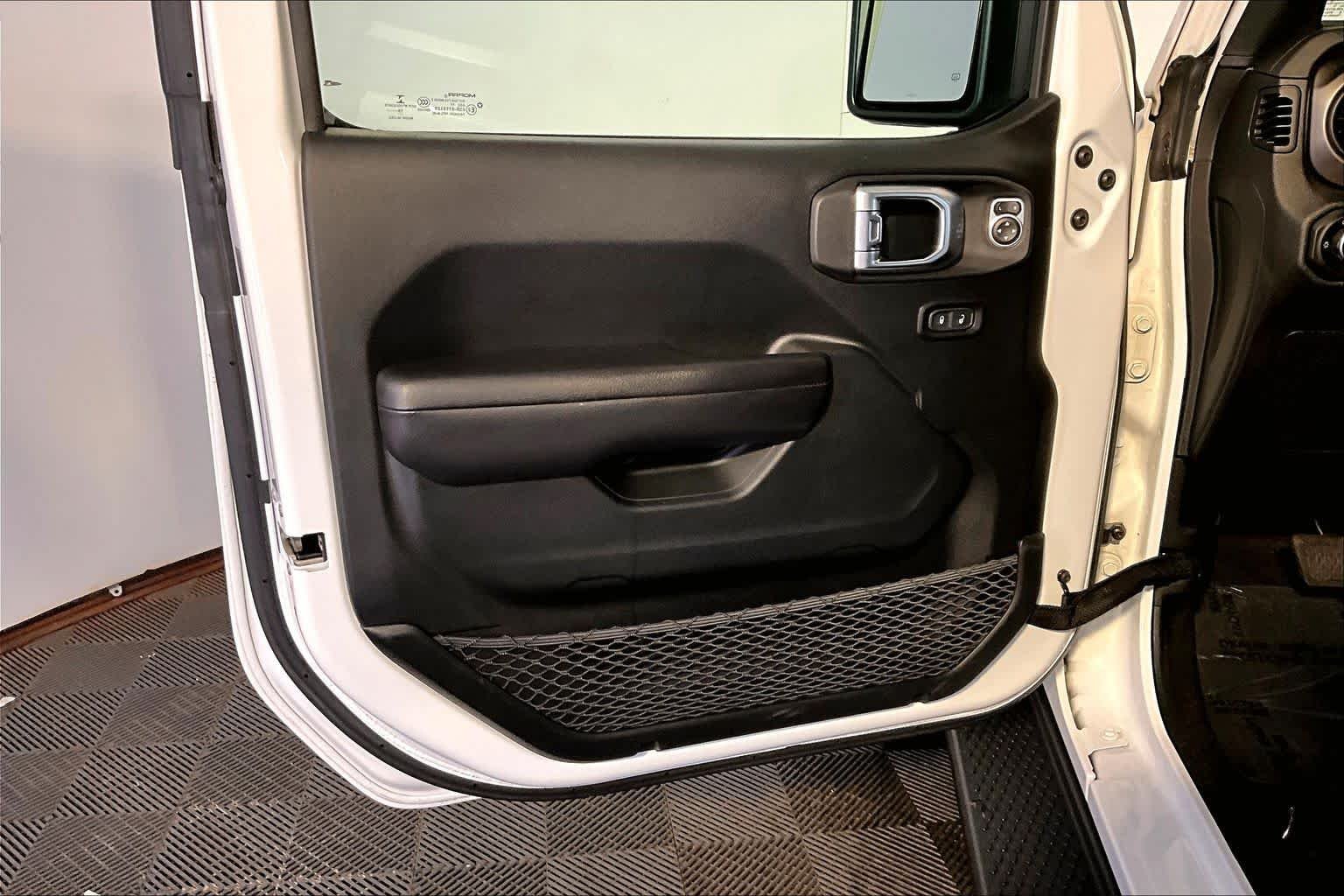 Used 2020 Bright White Clearcoat Jeep Sport S image 21