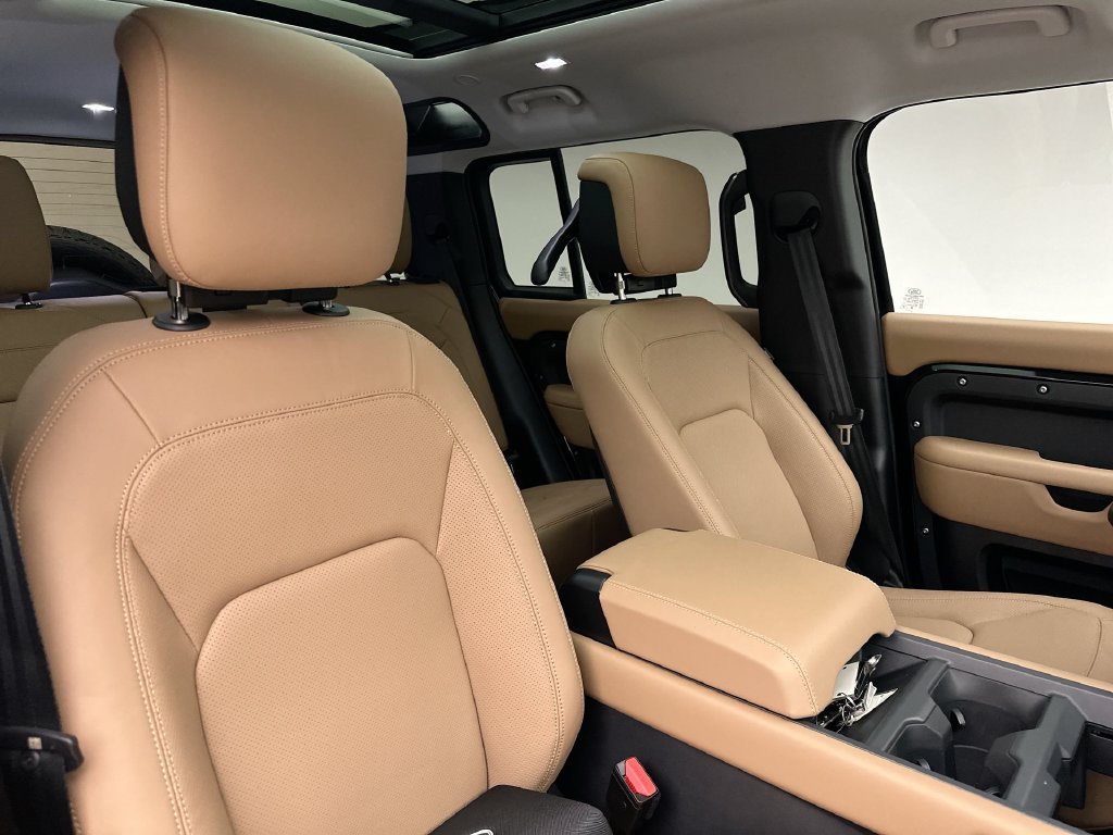 New 2026 Santorini Black Metallic Land Rover S image 6