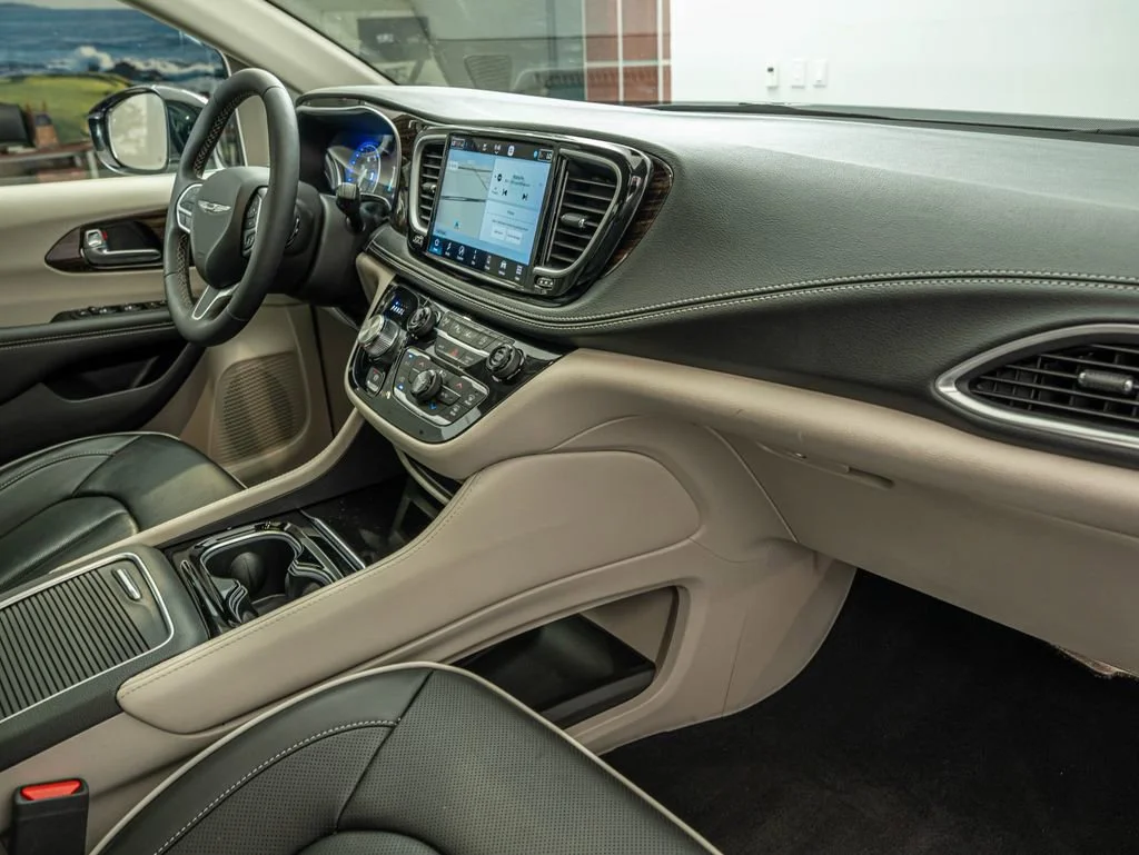Used 2024 Bright White Clearcoat Chrysler Limited image 41