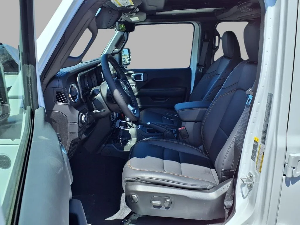 New 2026 Bright White Clear-Coat Exterior Paint Jeep Sahara image 22