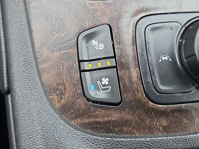 Used 2023 White Frost Tricoat GMC Denali image 16