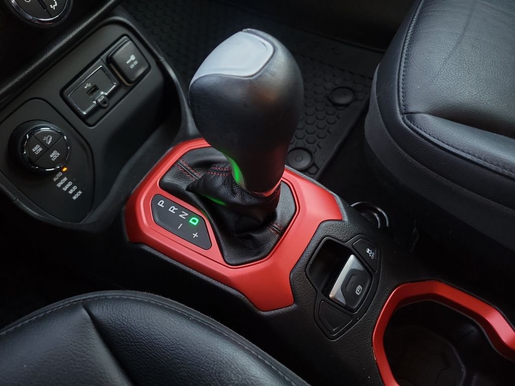Used 2016 Black Jeep Trailhawk image 33