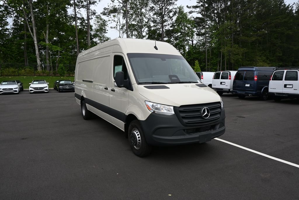 Used 2025 Pebble Gray Mercedes-Benz Cargo 170 WB image 21