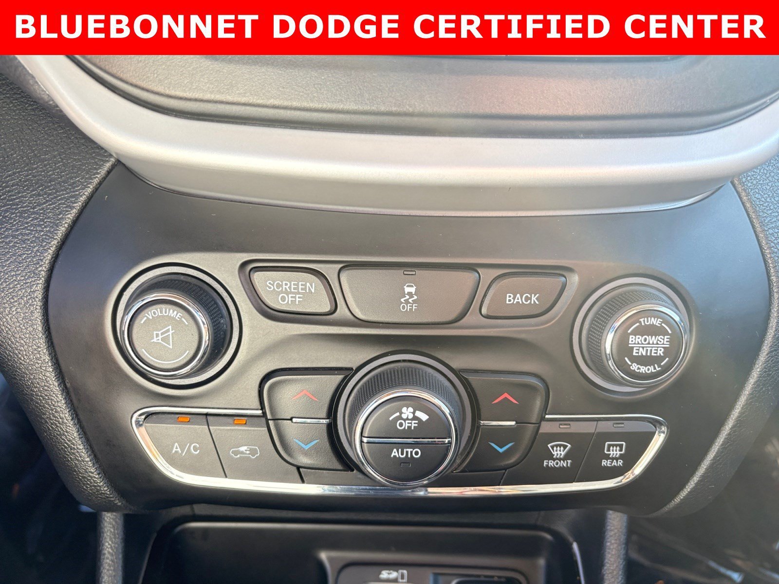 Used 2017 Bright White Clearcoat Jeep Latitude image 20