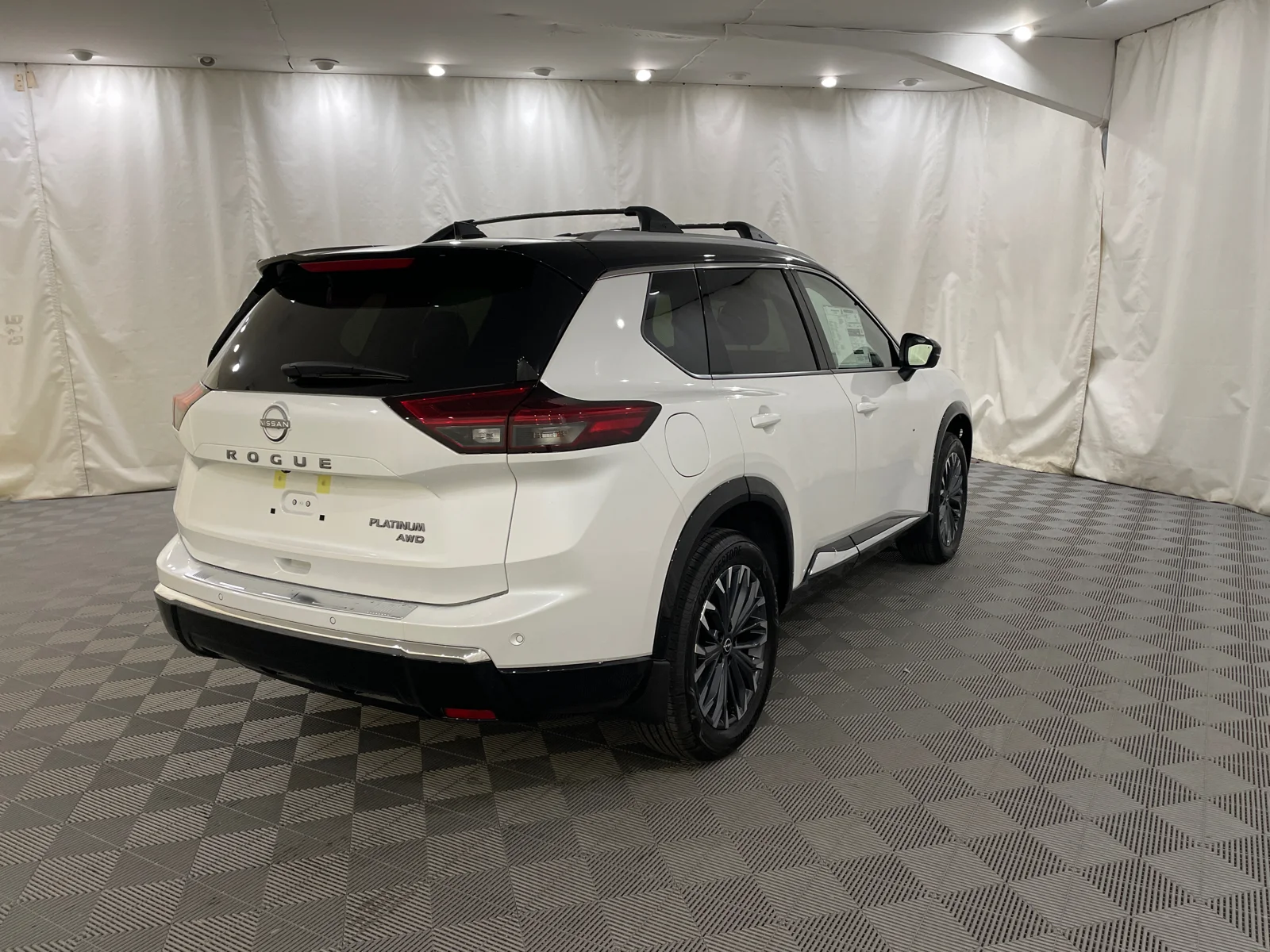 New 2026 Everest White Pearl/Super Black Nissan Platinum image 5