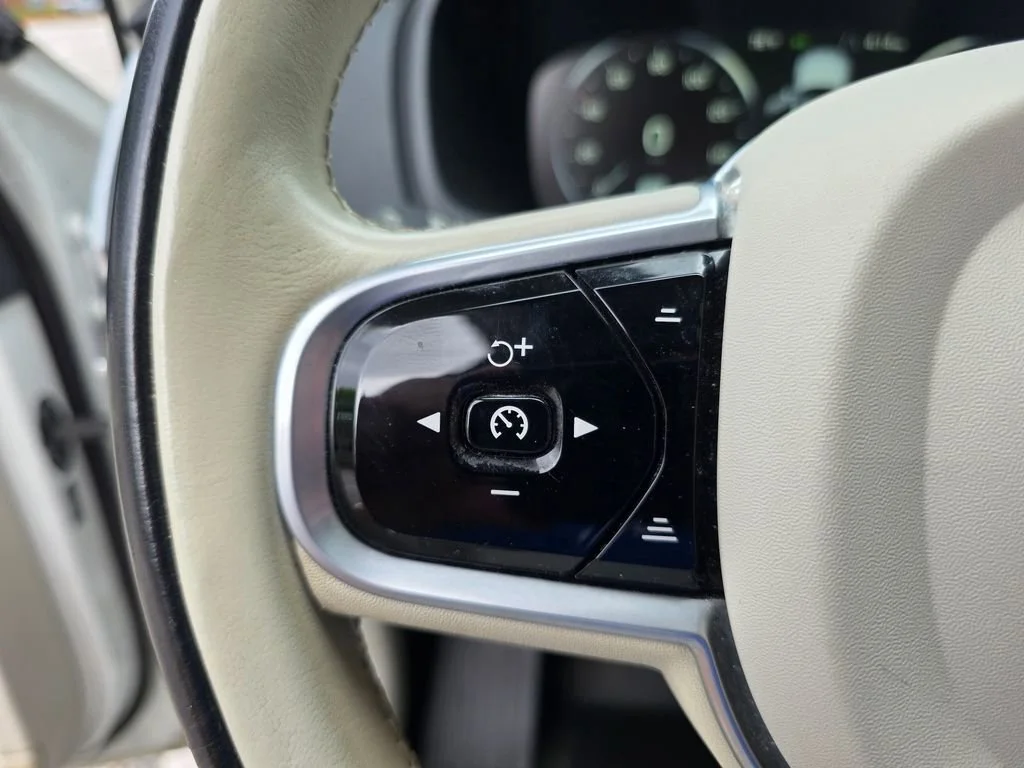 Used 2019 White Volvo T5 Momentum image 25