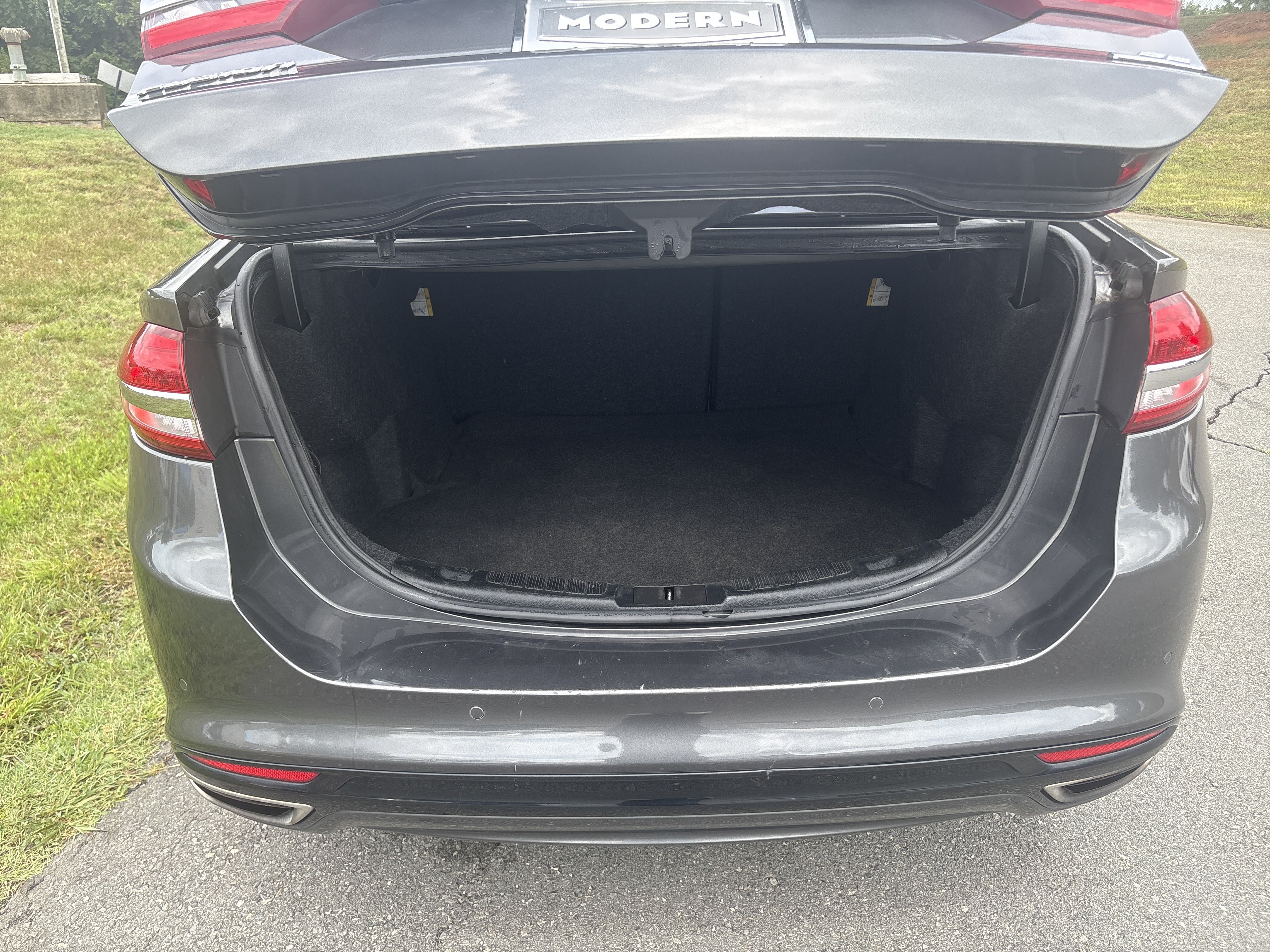 Used 2018 Magnetic Metallic Ford SE image 23