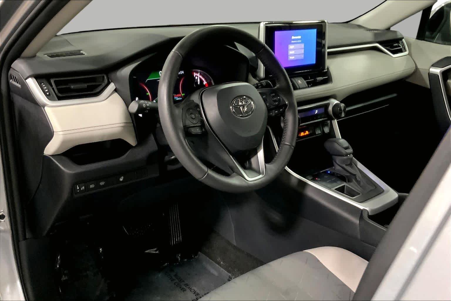 2025 Toyota RAV4 XLE - Photo 35