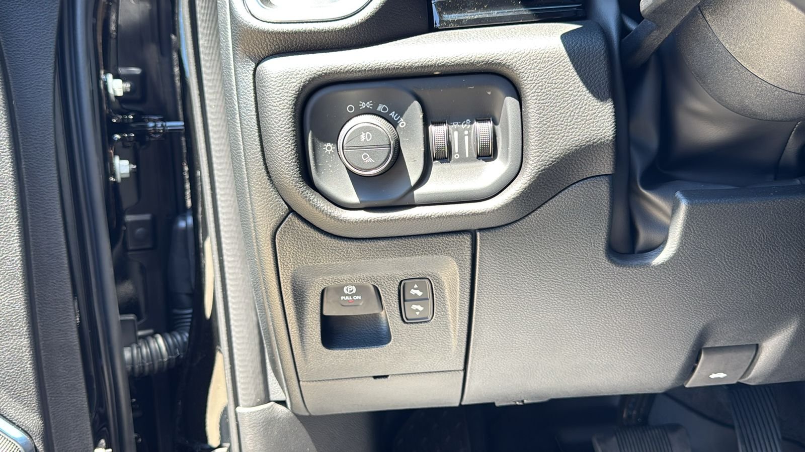New 2026 Diamond Black Crystal Pearl-Coat Exterior Paint RAM Laramie image 24