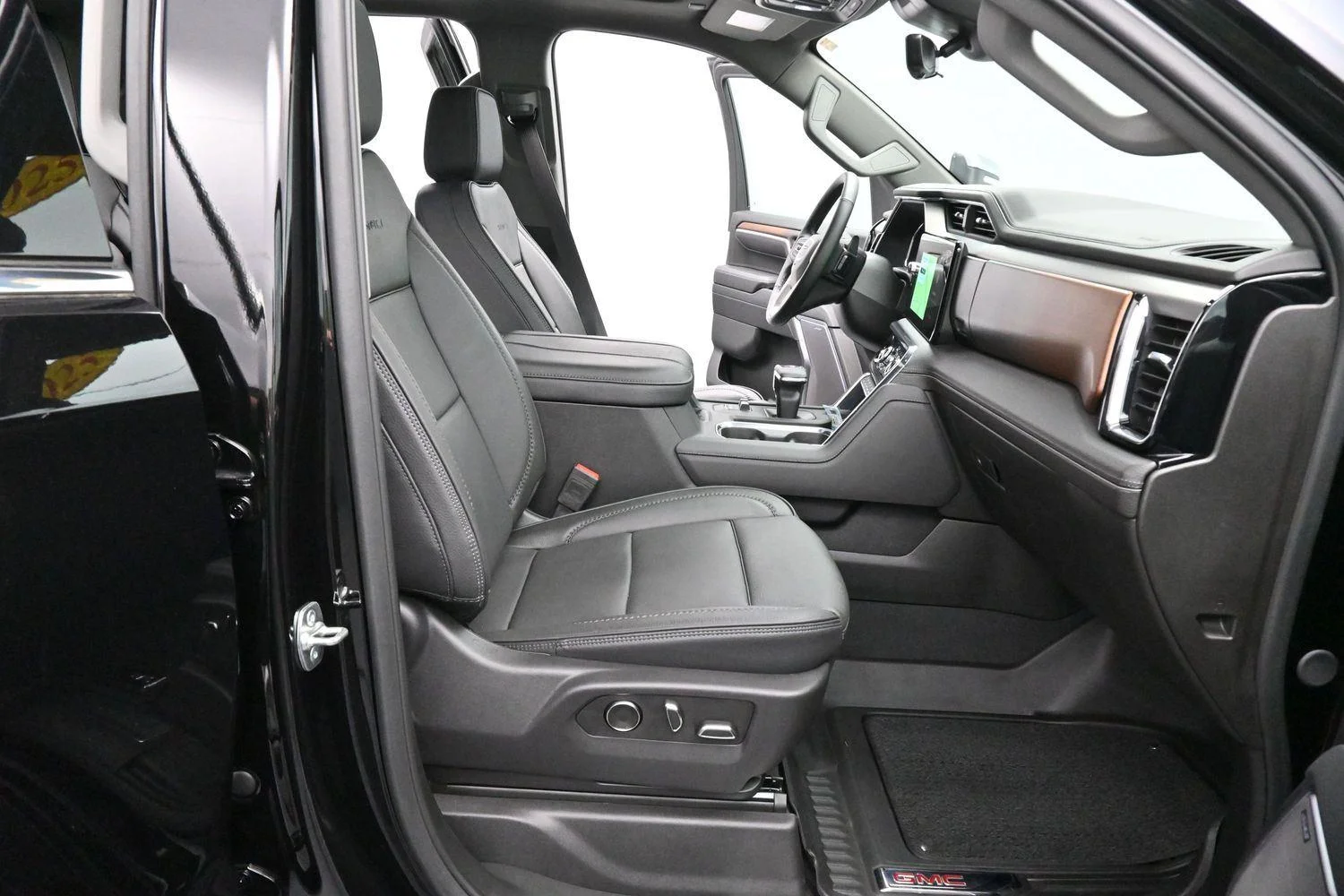 Used 2025 Onyx Black GMC Denali image 32