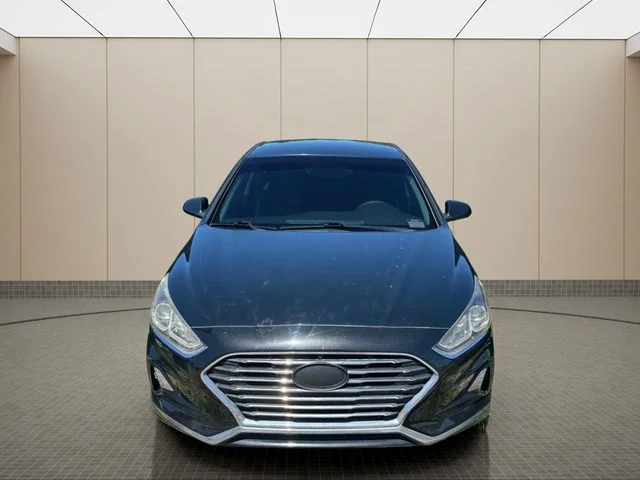 Used 2018 Black Hyundai SE image 6