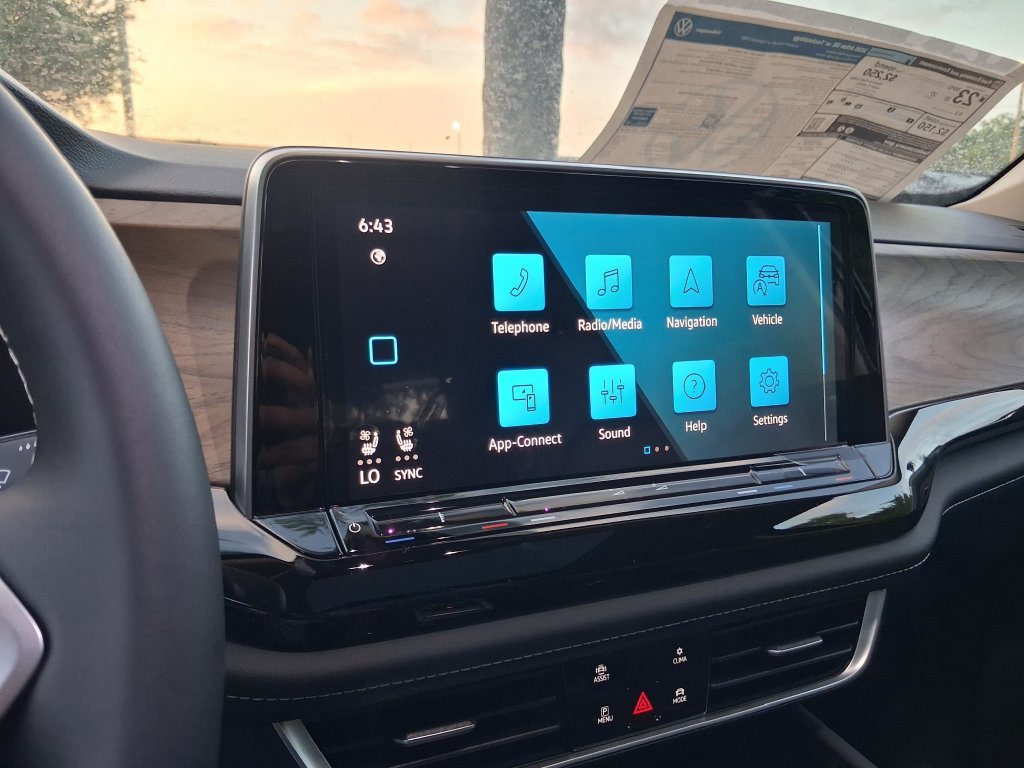 New 2026 Green Volkswagen SE w/Technology image 9