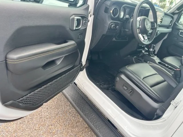 Used 2025 White Jeep Sahara image 19