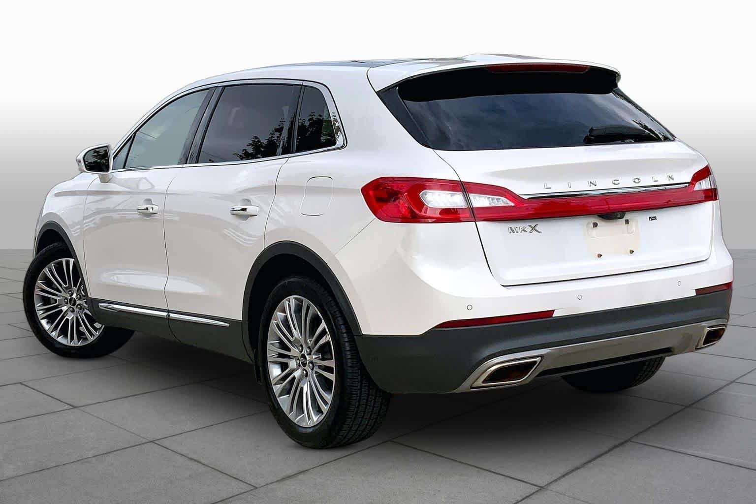 Used 2018 White Platinum Metallic Tri-Coat Lincoln Reserve image 11