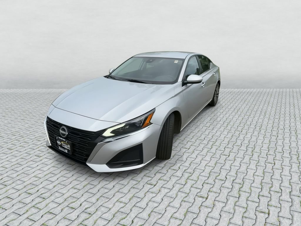Certified Used 2023 Silver Nissan 2.5 SV image 3