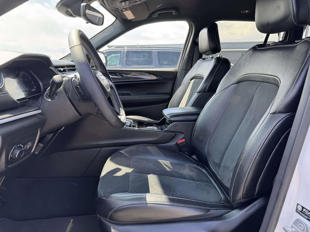 Used 2023 White/off-white Jeep Altitude X image 12