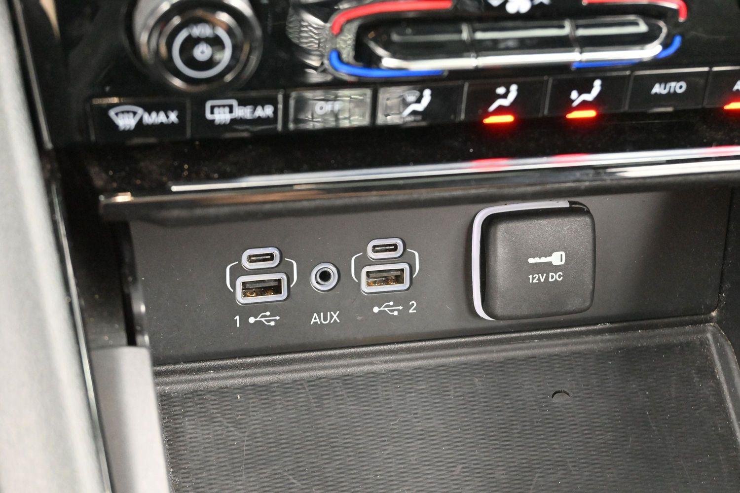 Used 2023 Diamond Black Crystal Pearlcoat Jeep Altitude image 23