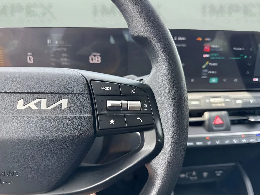 Used 2025 White Kia LXS image 14