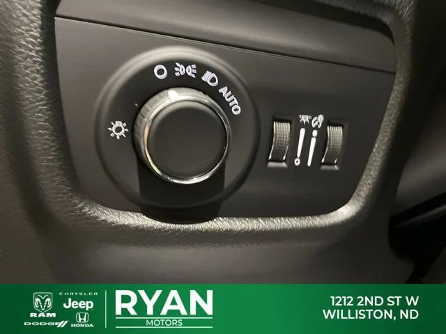 New 2026 White/off-white Jeep Laredo image 30