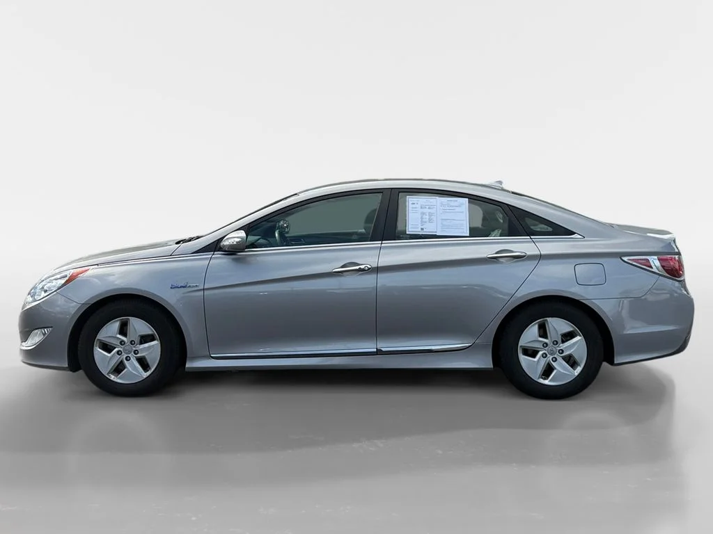 Used 2012 Hyper Silver Metallic Hyundai Base image 7