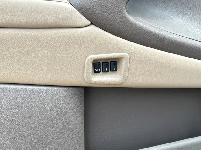 Used 2012 White Nissan SL image 26