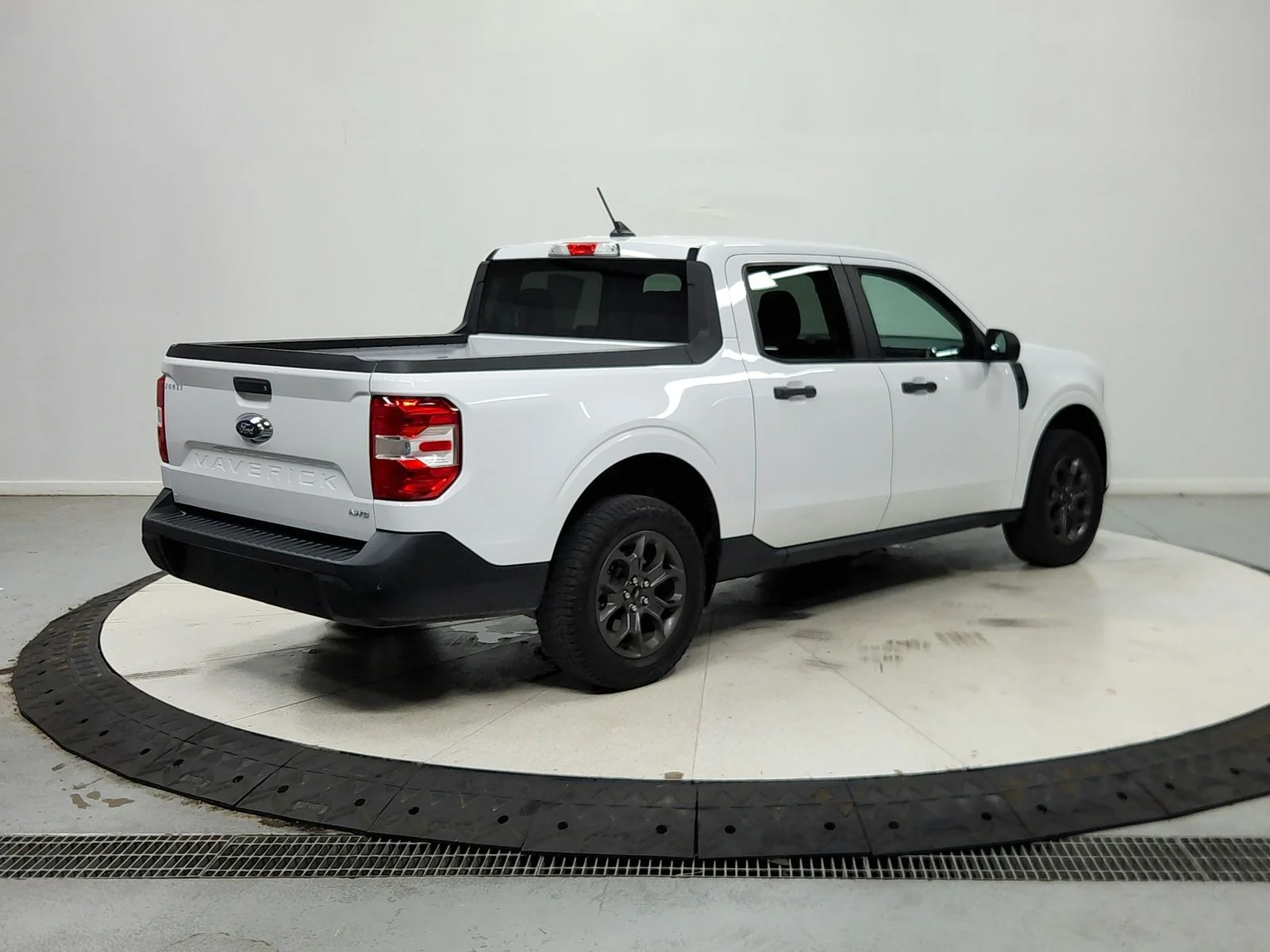 Used 2024 Oxford White Ford XLT image 8