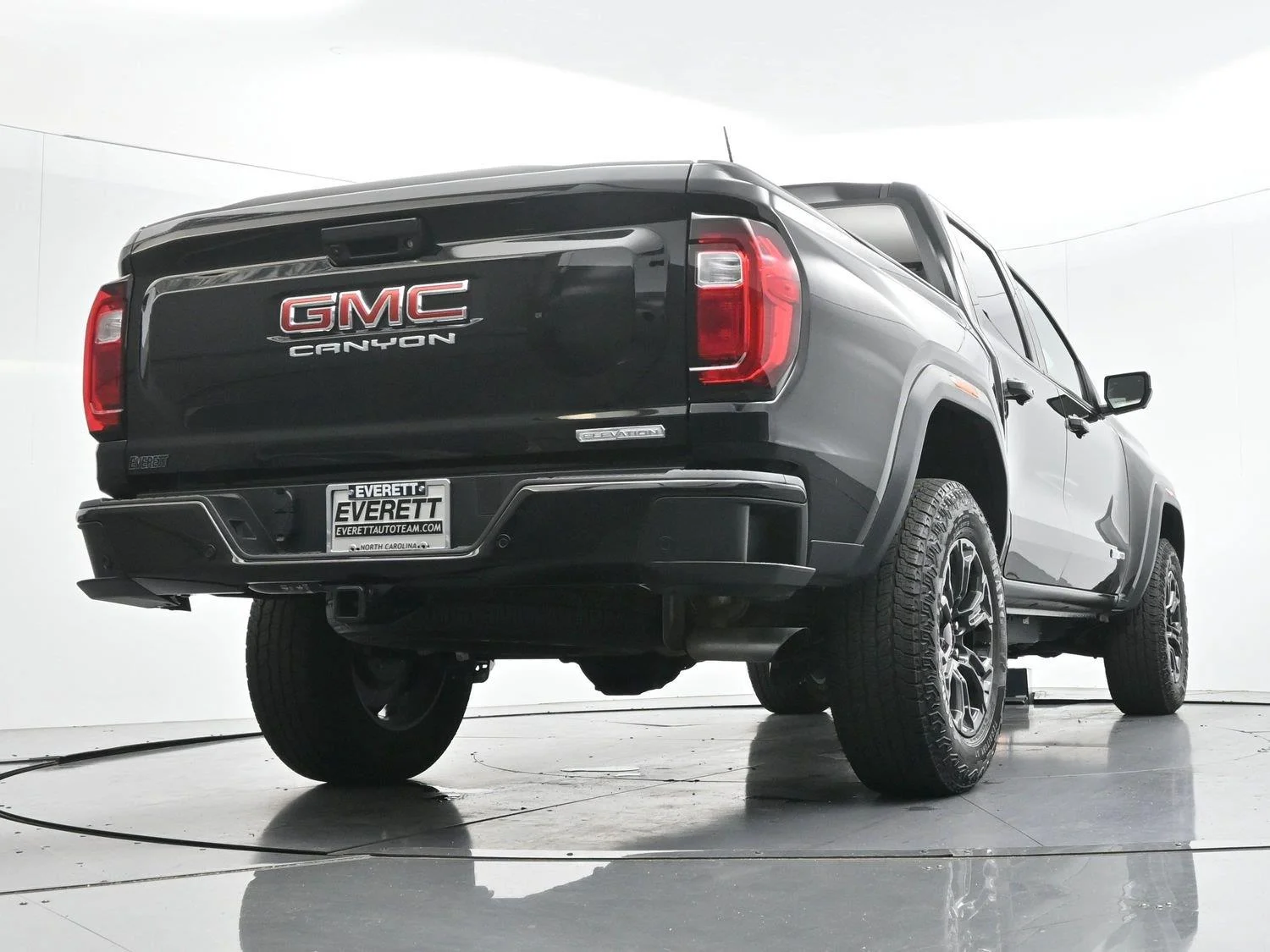 Used 2025 Onyx Black GMC Elevation image 47