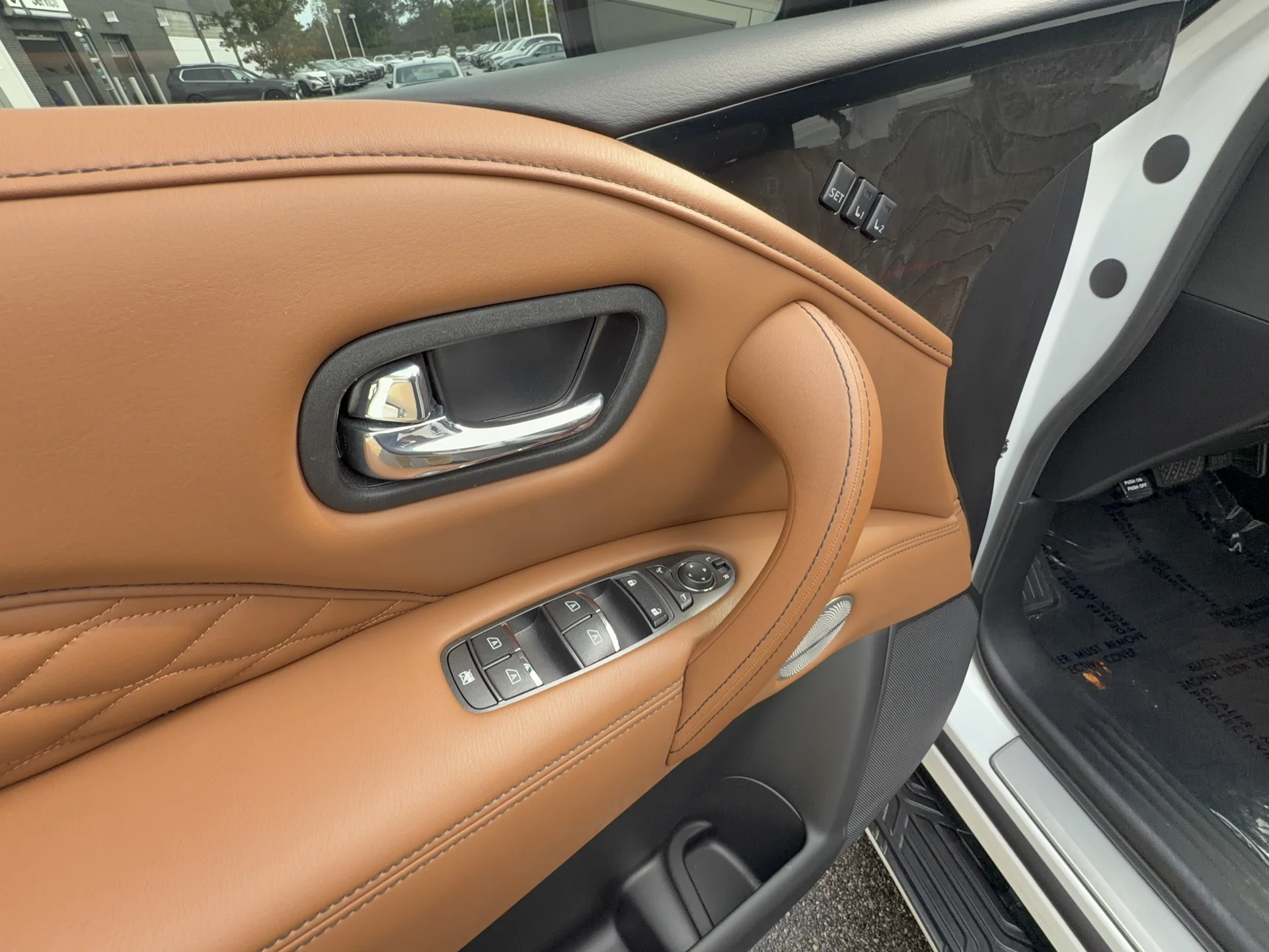 Used 2023 Moonstone White INFINITI Sensory image 8