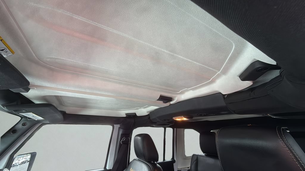Used 2014 White Jeep Sahara image 10