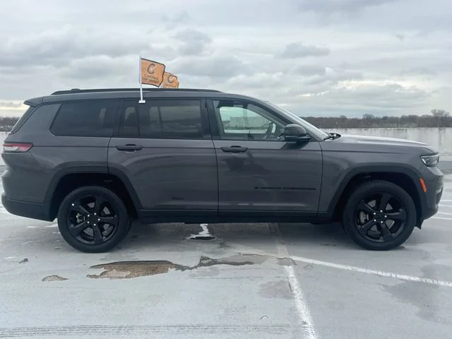 Used 2024 Gray Jeep Limited image 9