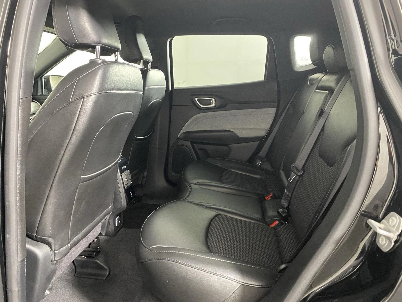 Used 2023 Diamond Black Crystal Pearlcoat Jeep Latitude image 25