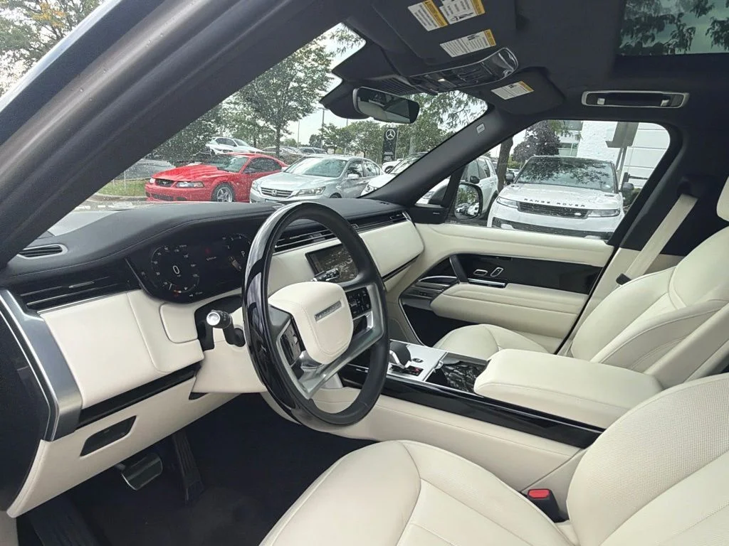 Used 2025 Batumi Gold Premium Metallic Land Rover SE image 9