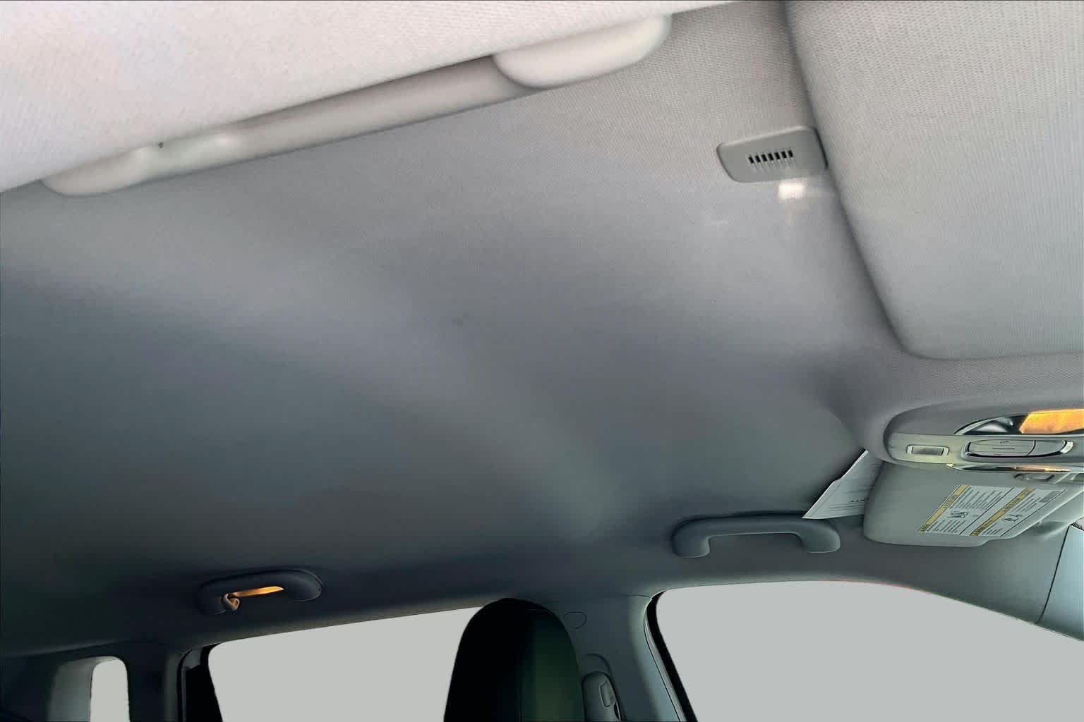 Used 2018 White Clearcoat Jeep Latitude image 14
