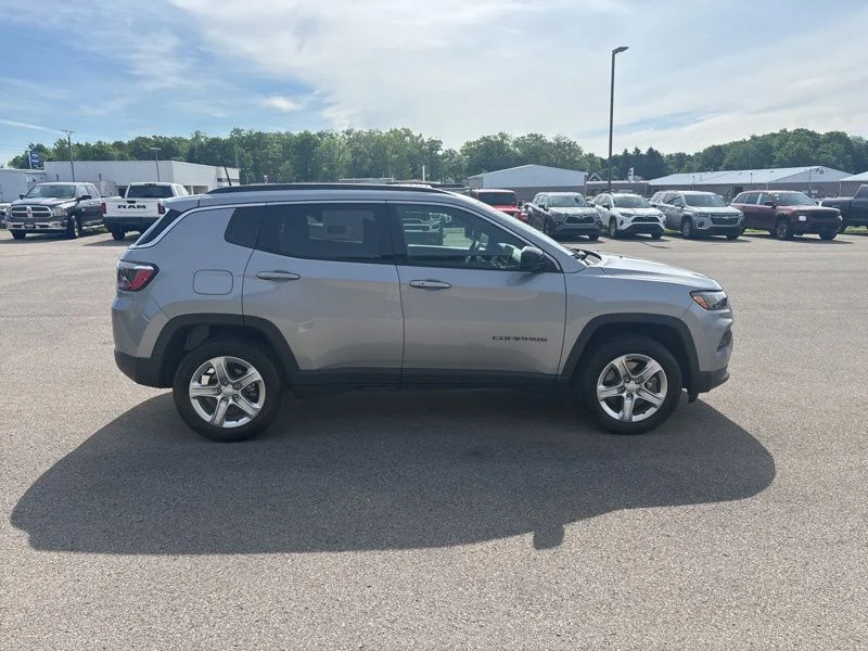 Used 2023 Silver Jeep Latitude image 2