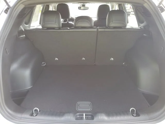 New 2026 Bright White Clear-Coat Exterior Paint Jeep Latitude image 6