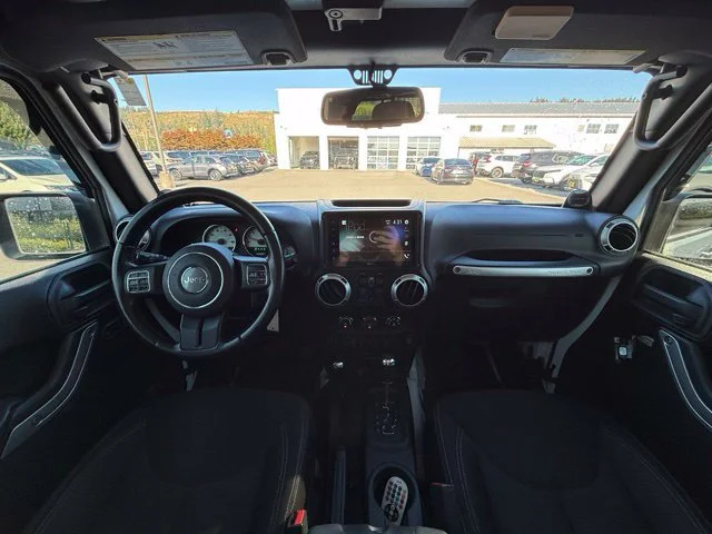 Used 2014 Bright White Clearcoat Jeep Unlimited Sahara image 10