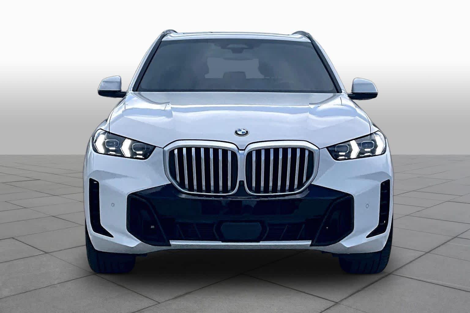 Used 2024 Alpine White BMW sDrive40i image 3