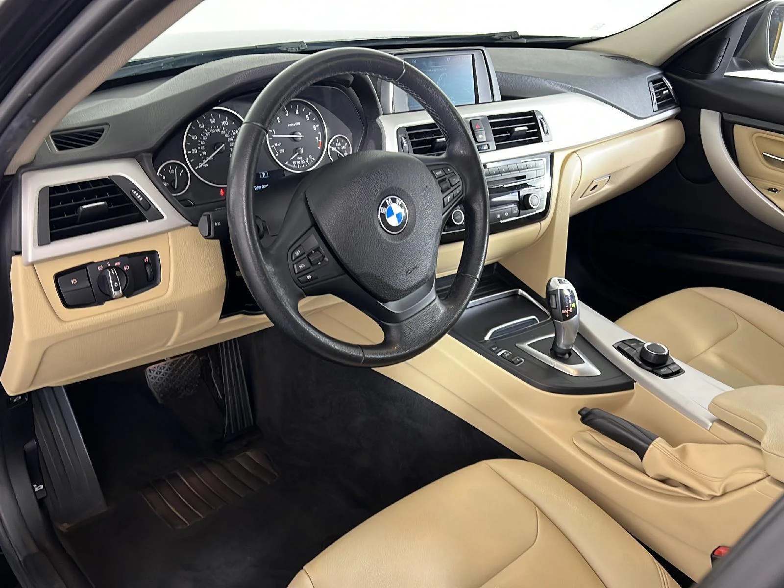 Used 2018 Jet Black BMW 320i xDrive image 2