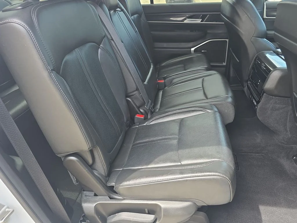Used 2023 White Jeep Base image 37