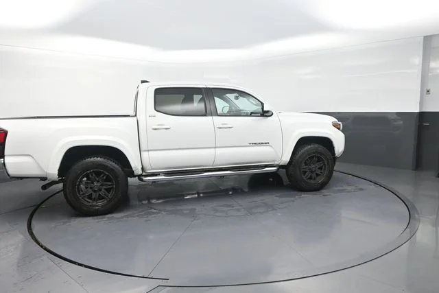 Used 2022 White Toyota SR5 image 19