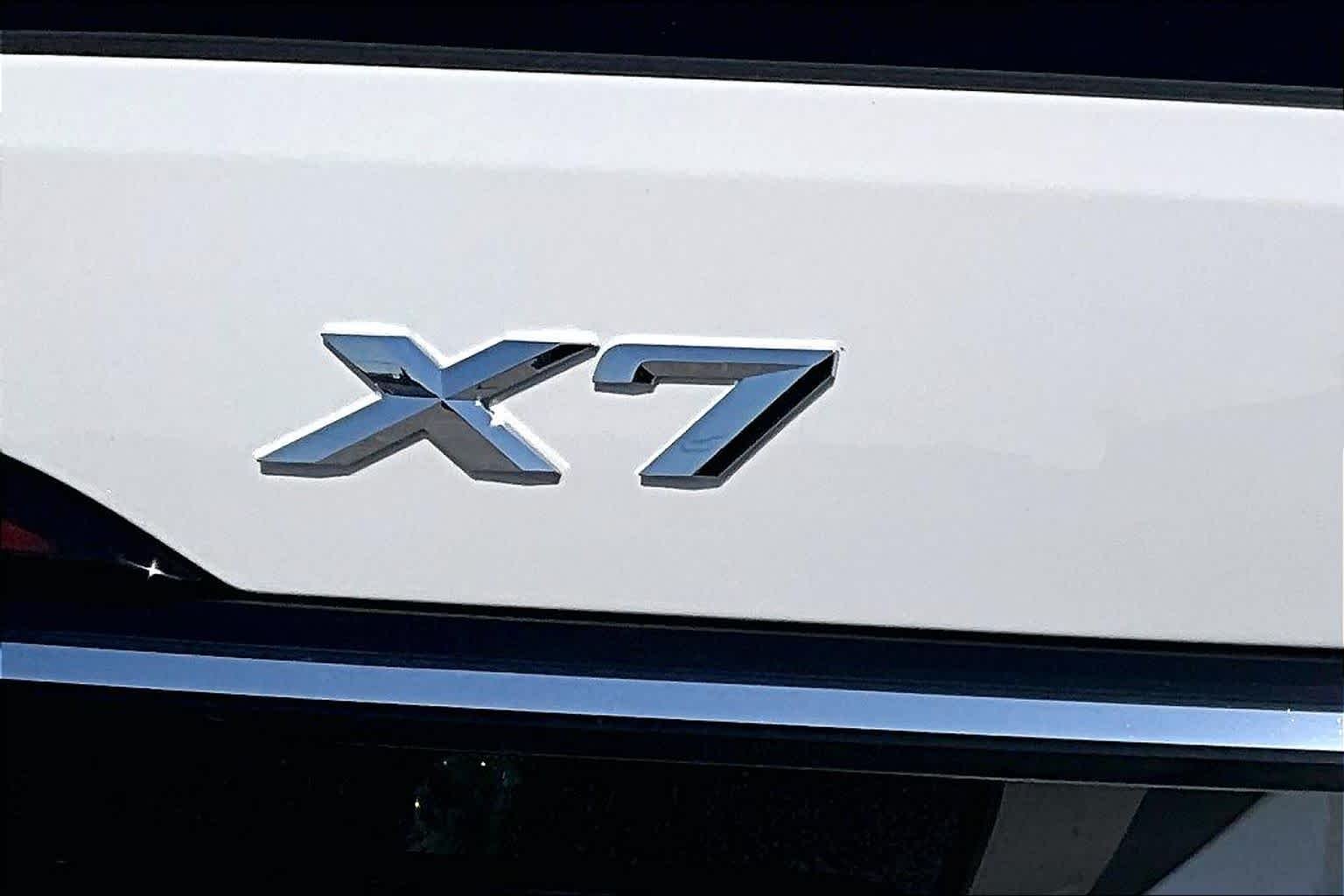 Used 2026 Alpine White BMW xDrive40i image 9