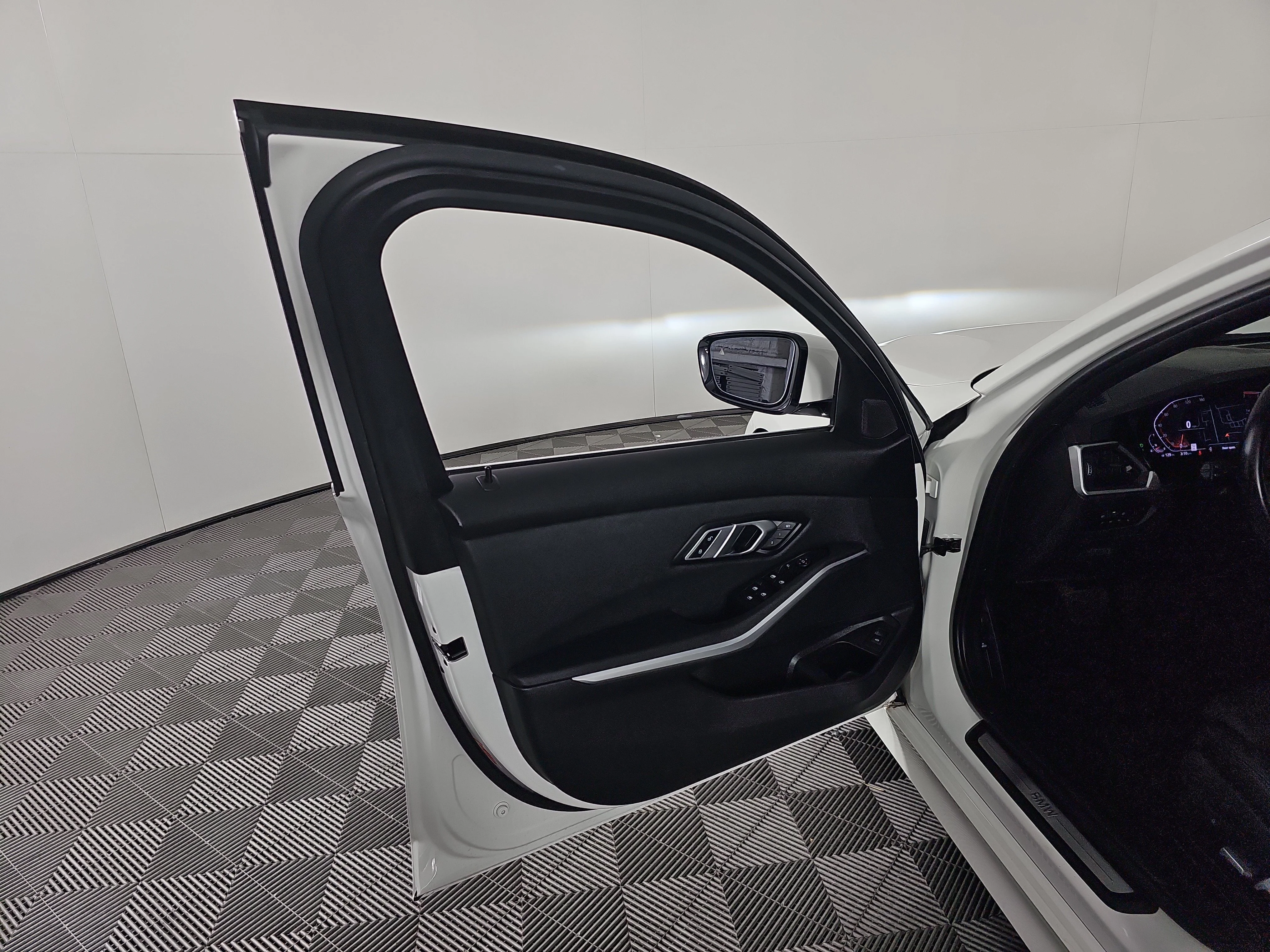 Used 2021 Alpine White BMW  image 13