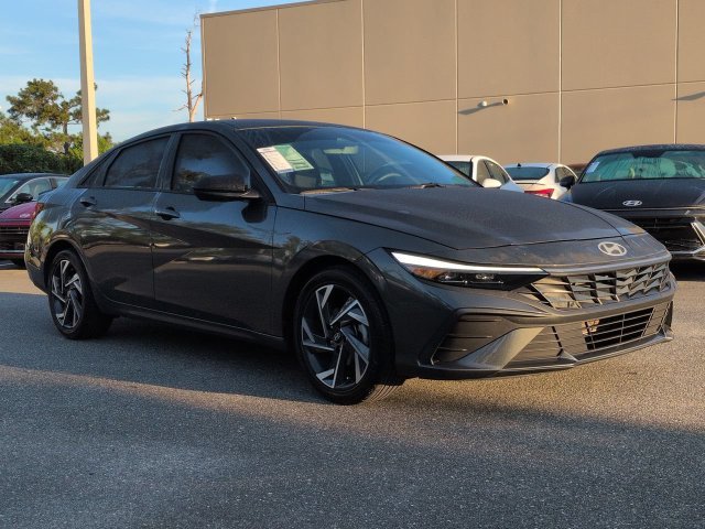 Used 2025 Gray Hyundai SEL Sport image 3