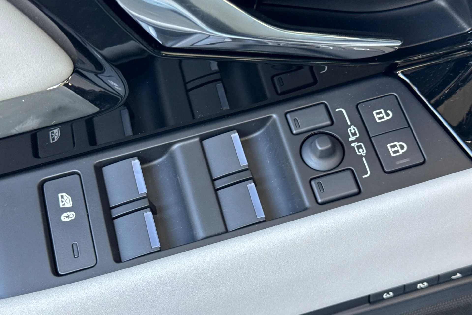 New 2026 ARROIOS GREY Land Rover Core S image 15