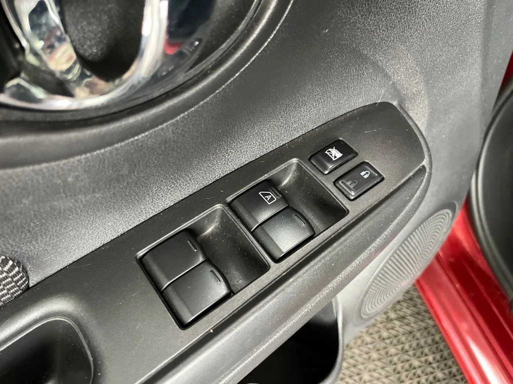 Used 2019 Red Nissan 1.6 SV image 4