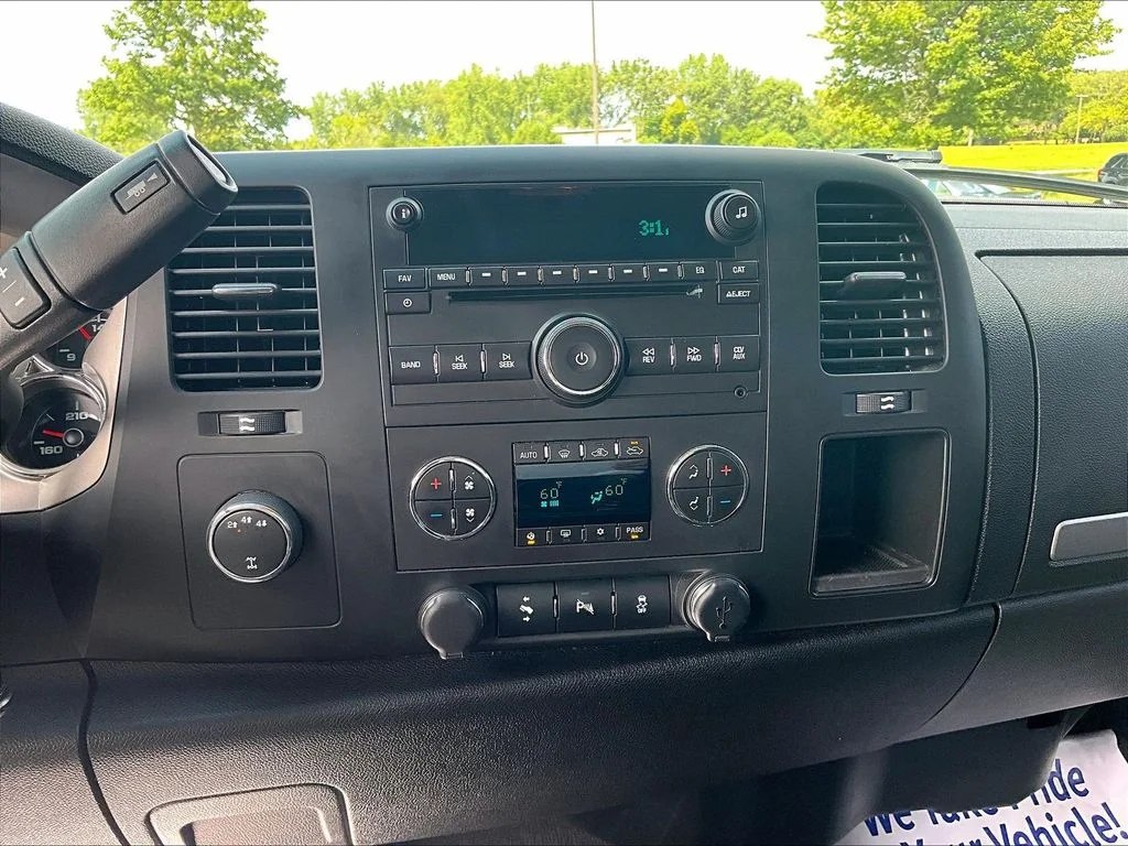 Used 2014 White GMC SLE image 31