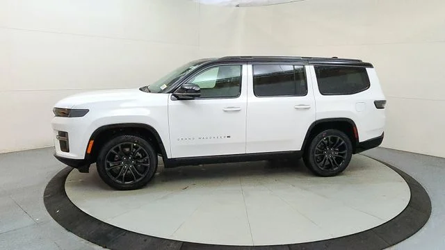 New 2026 Bright White Clear-Coat Exterior Paint Jeep Summit Obsidian image 5