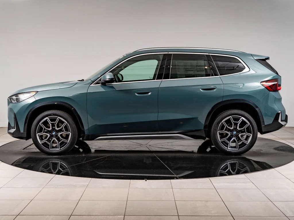 New 2026 Cape York Green Metallic BMW xDrive28i image 5