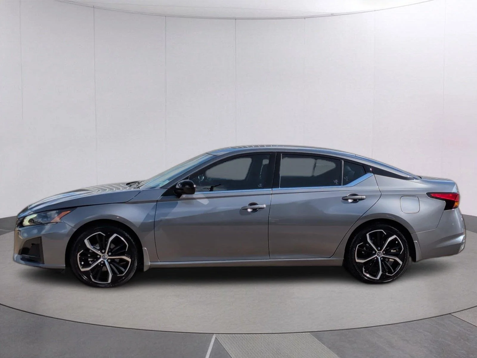 Used 2024 Gun Metallic Nissan 2.5 SR image 2